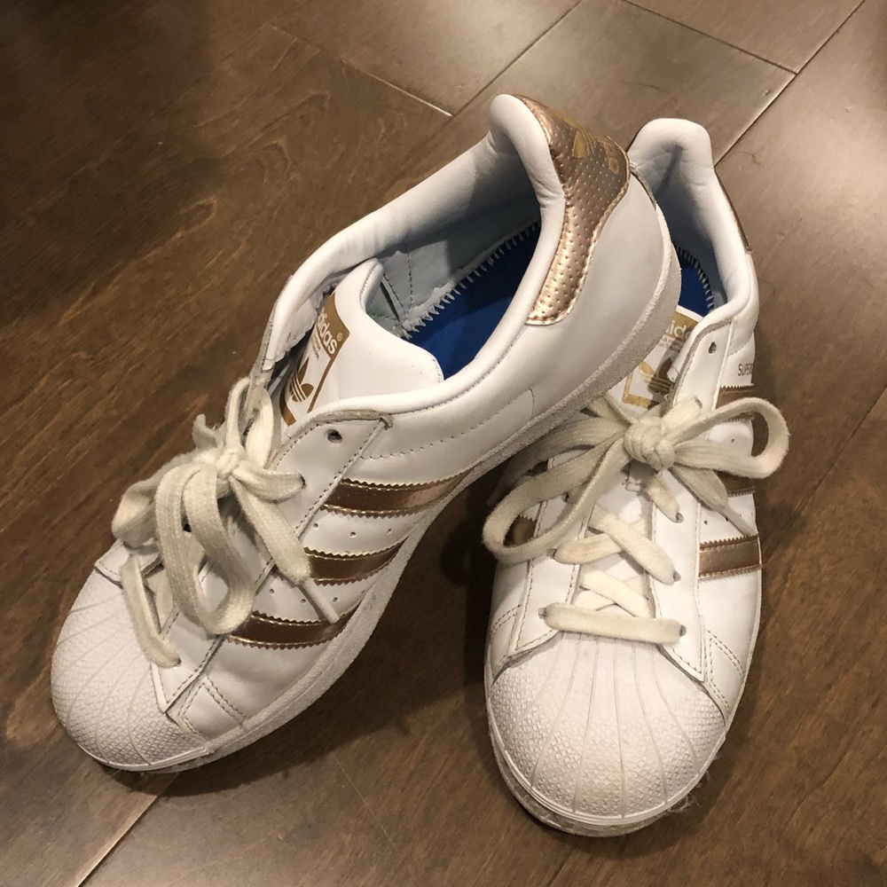 Adidas white tennis shoes w gold 3 stripes